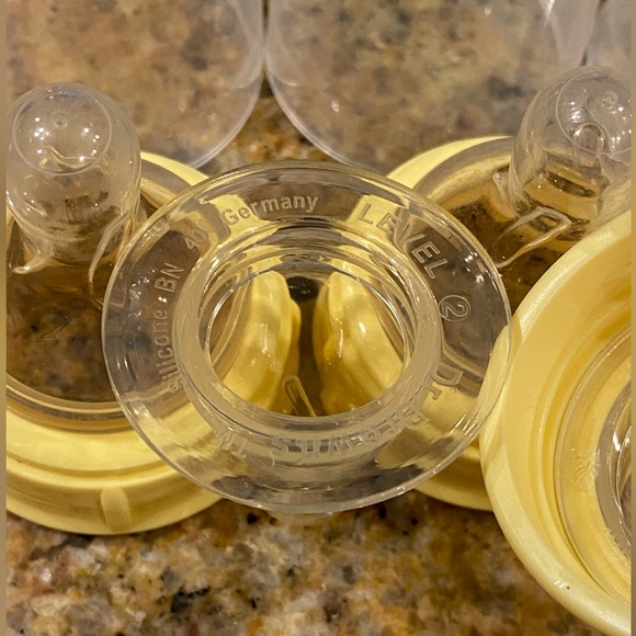32 piece lot - Medela bottles, covers and nipples bundle set 🍼 - Picture 4 of 9